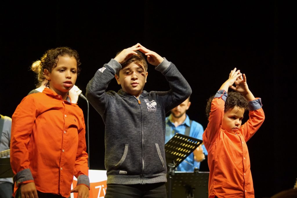 Jong en oud zingen samen in het theater