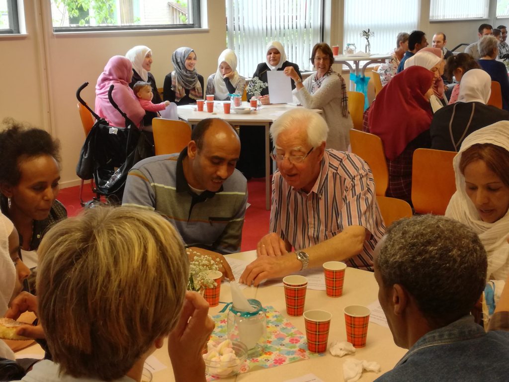 Statushouders leren Papendrechts volkslied tijdens Meet & Eat